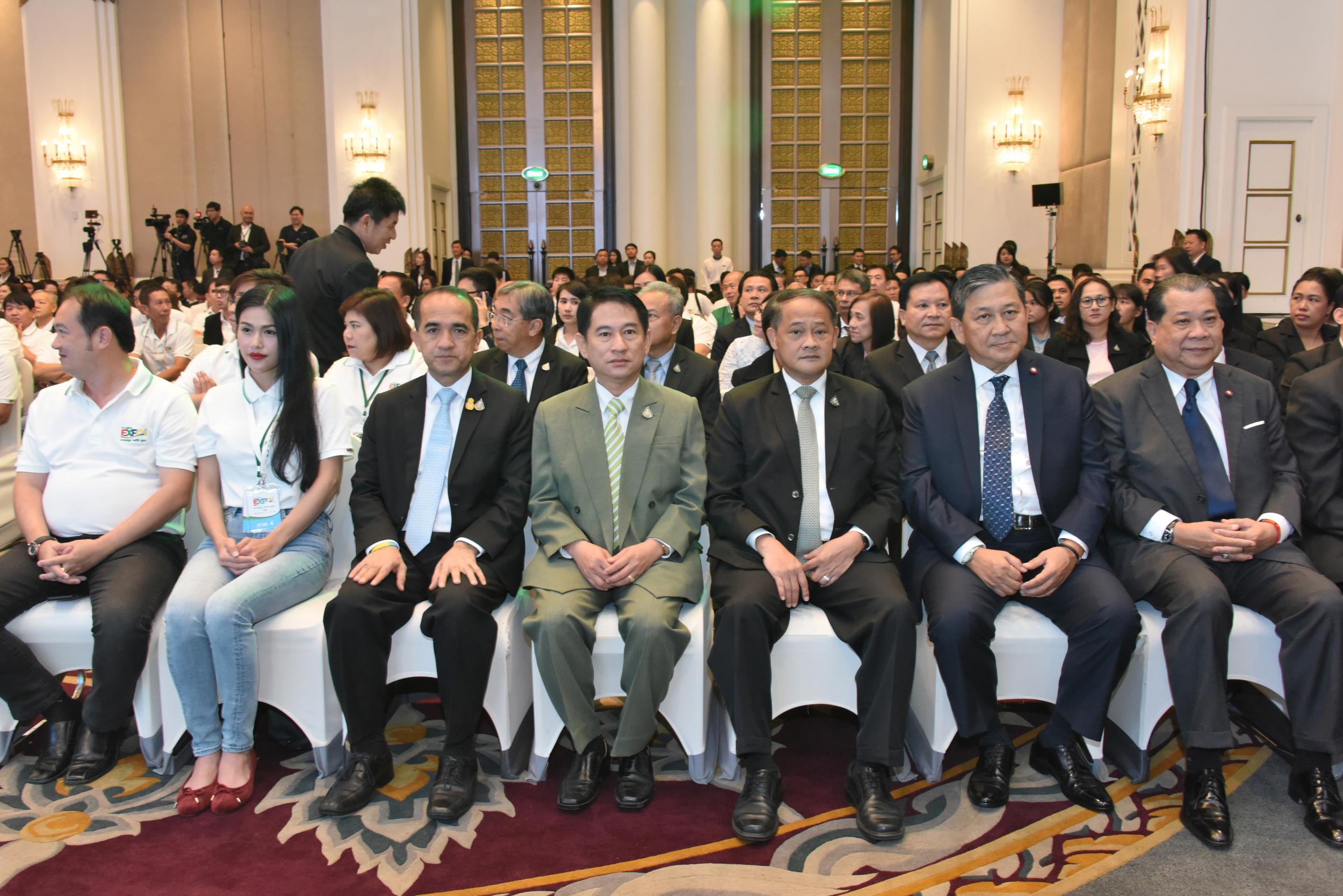 4 ต.ค. 62 มท.1 รับมอบผ้าห่ม ไทยเบฟ..รวมใจ ต้านภัยหนาว