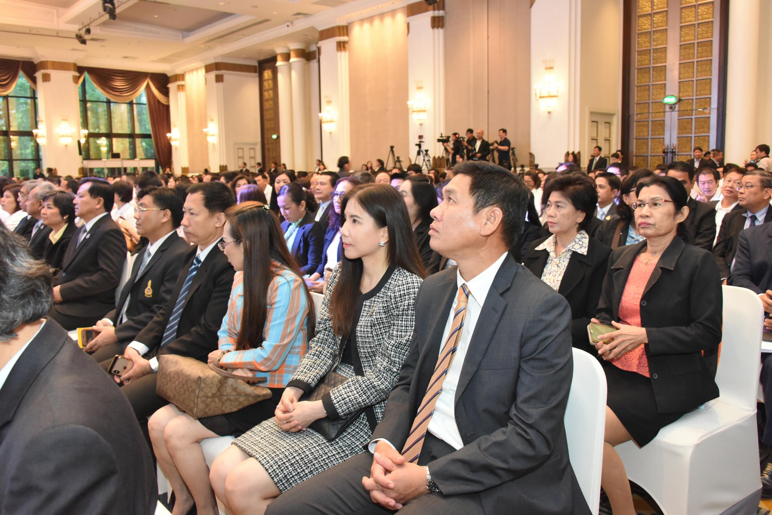 4 ต.ค. 62 มท.1 รับมอบผ้าห่ม ไทยเบฟ..รวมใจ ต้านภัยหนาว