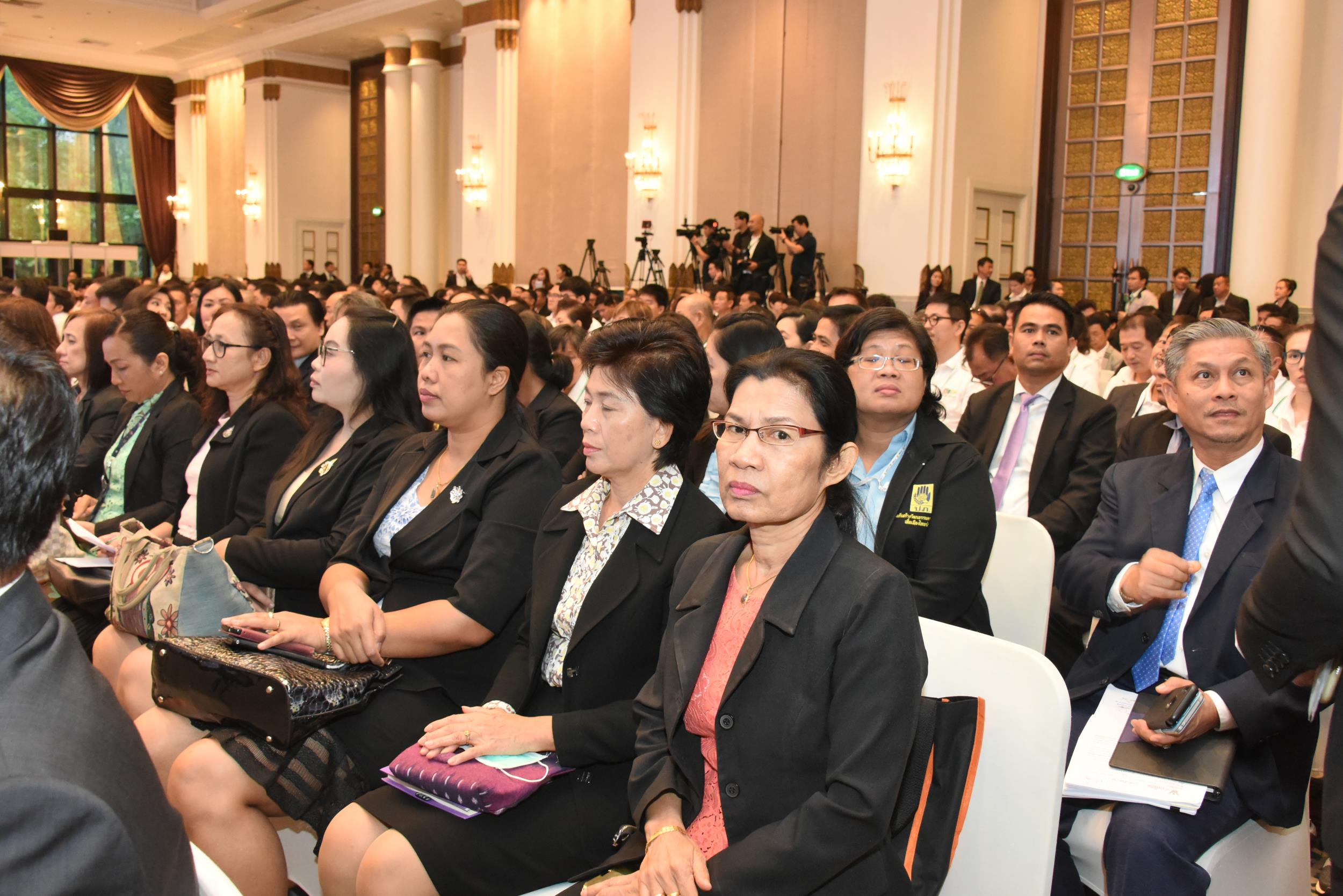 4 ต.ค. 62 มท.1 รับมอบผ้าห่ม ไทยเบฟ..รวมใจ ต้านภัยหนาว