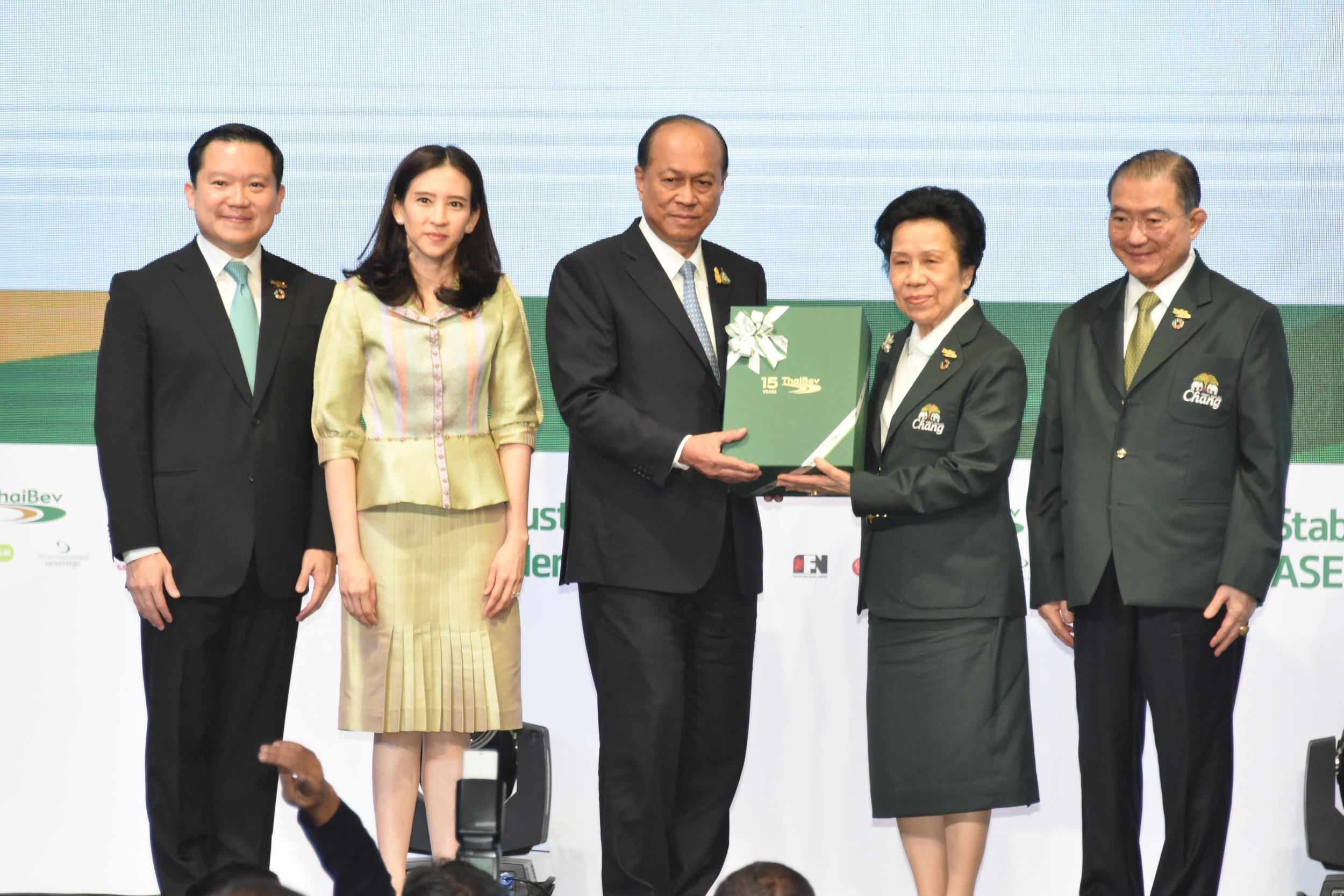 4 ต.ค. 62 มท.1 รับมอบผ้าห่ม ไทยเบฟ..รวมใจ ต้านภัยหนาว