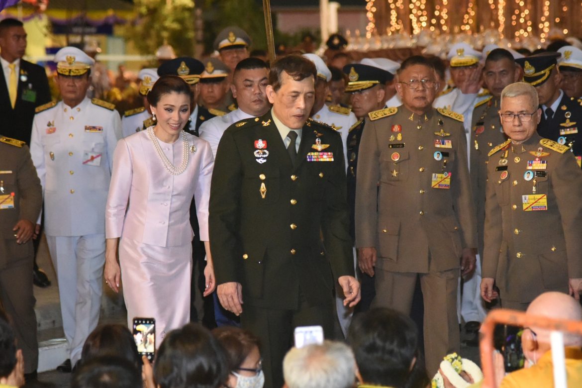 พระบาทสมเด็จพระเจ้าอยู่หัว และสมเด็จพระนางเจ้า ฯ พระบรมราชินี เสด็จพระราชดำเนินทอดพระเนตรโครงการพัฒนาสระบ่อดินขาว