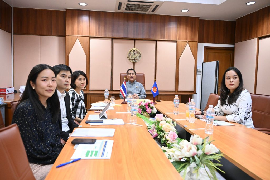 “รอง ปมท. สันติธร” เปิดประชุมขับเคลื่อนการพัฒนาชนบทและขจัดความยากจนระดับอาเซียน เตรียมพร้อมจัดทำแผนงานปี 2026–2030 มุ่งยกระดับคุณภาพชีวิตของประชาชนในภูมิภาคให้เกิดความยั่งยืน