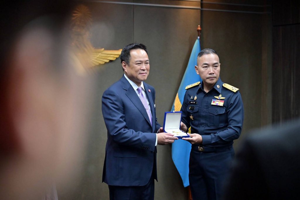 “อนุทิน” รับเครื่องหมาย “ปีกเหินเวหา” ผู้ทำคุณประโยชน์แก่กองทัพอากาศ จากภารกิจ “หัวใจติดปีก” เป็นเวลากว่า 11 ปี เป็นที่ประจักษ์ทั่วประเทศและนานาประเทศ